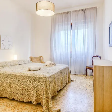 Cozy Apartment In Viareggio With Wifi В'яреджо