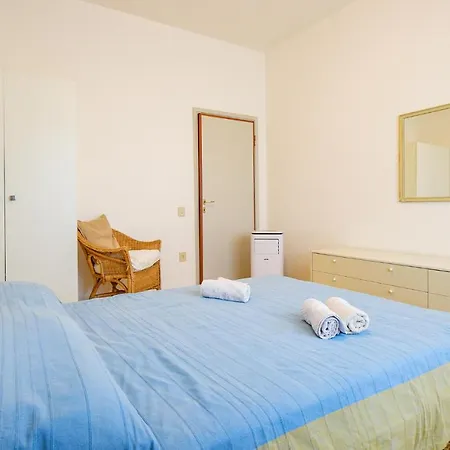 Stunning In Appartement Viareggio
