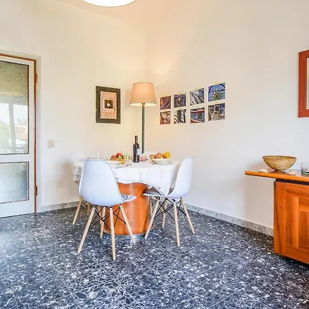 Cozy Apartment In Viareggio With Wifi شقة *